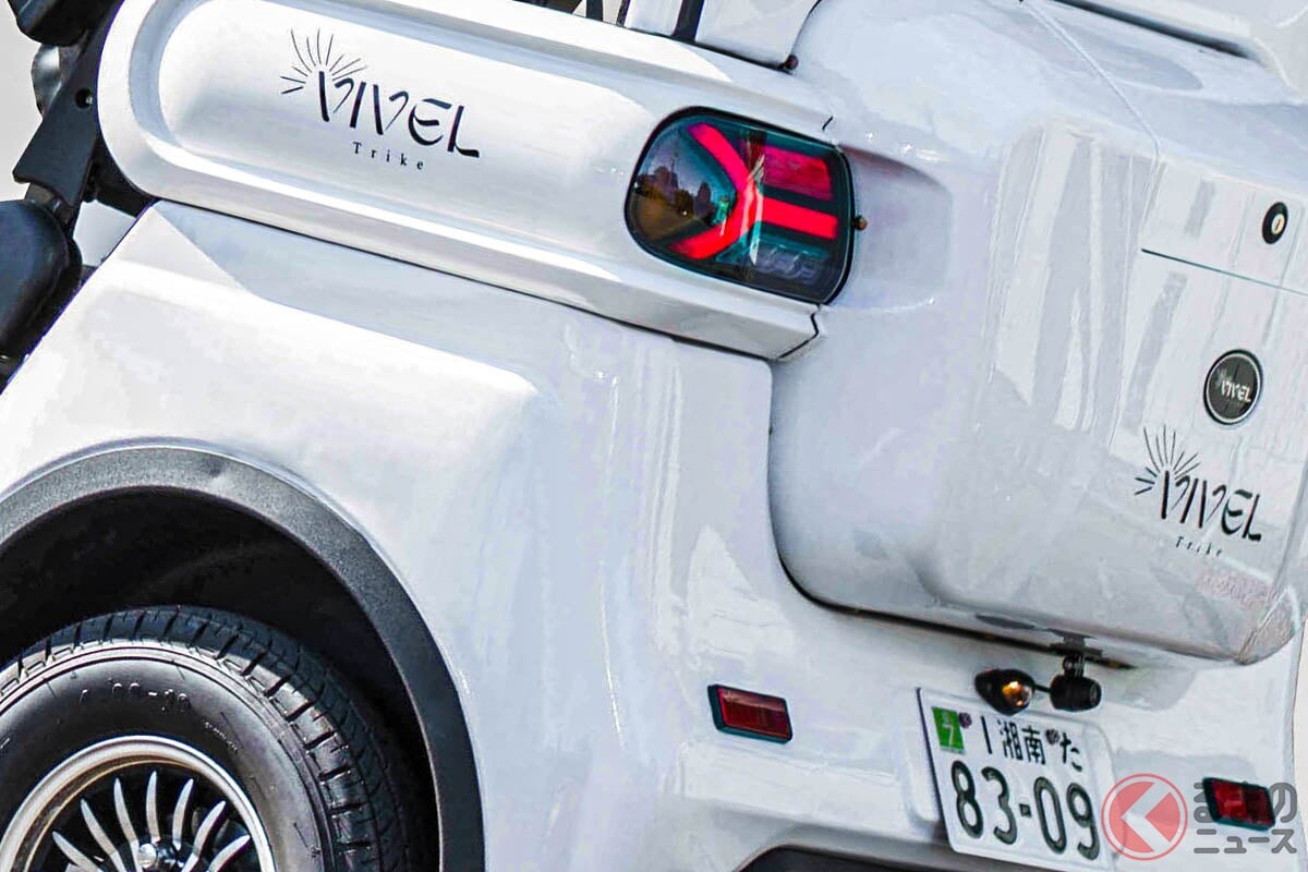 新車63万円！ 3人乗れる「斬新トライク」が日本初の快挙！ 100kmを“150円”で走れて「実用性サイコー！」 雨風も防げる「ビベルトライク」が“ふるさと納税返礼品”になった！