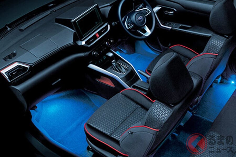 1リッターで28km走れる！ スバル「“新”最小SUV」登場！ めちゃ青く光るフロアイルミ＆ブルーカーボン加飾がスゴい！ 最新「レックス」の斬新インテリアとは！