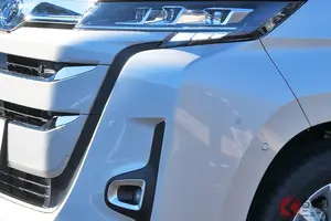 トヨタ最新「“3列7人／8人乗り”ミニバン」が凄いッ！ 世界初「画期的ドア」＆メーカー初の”安全機能”や運転支援技術がもり沢山！ 人気トップ10にもランクインしている大人気「ノア」の革新的技術って？