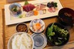 押し寄せる旨み!!　岩塩で引き立つこだわりの味　佐島漁港近く『海鮮　ひこのや』へ　美味しいアジフライを求めて走る旅