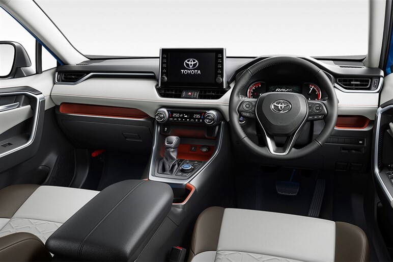 改良でさらに商品力向上！　大人気の中型SUV「RAV4」の推しグレードとは!?