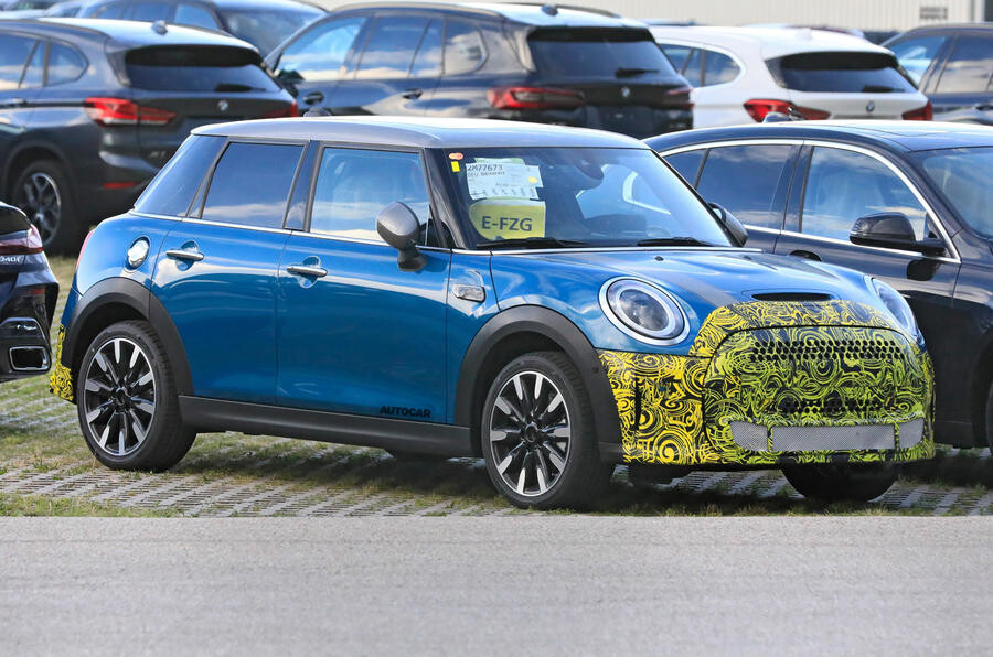 【プロトタイプを発見】ミニ・クーパーS　フェイスリフトモデルでPHEVを追加か　2023年　英国