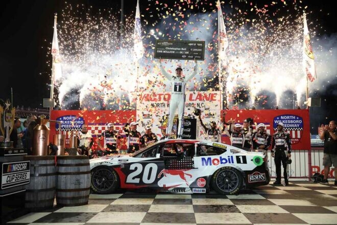 前半戦で3連勝も記録した好調ベルが、ロガーノを撃破し“祭典”初優勝／NASCARオールスター