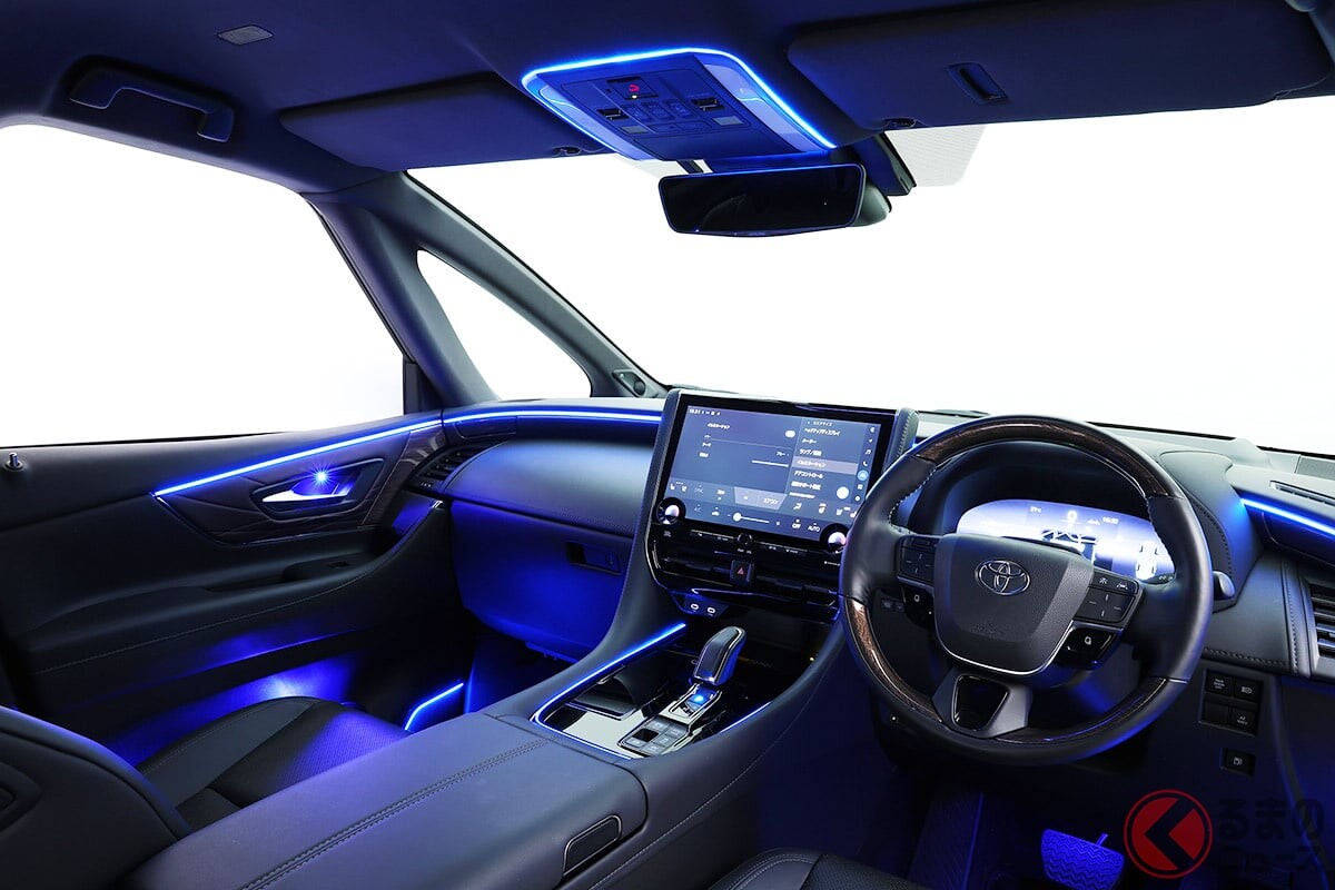 トヨタ最新「アルファード」がめっちゃ光る「斬新イルミネーション