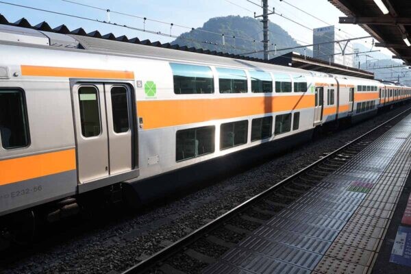 中央線快速グリーン車は「特急代わり」になる？ 盛況の「あずさ」予約とれなくても快適に移動する方法とは