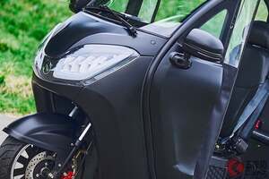 新車97万円で3人乗り！ 全長2.2m級の「ちいさいトライク」実車展示！ AT限定免許で走れる＆車検不要！ めちゃ便利な乗り物「NEO-ONE」がスゴい！