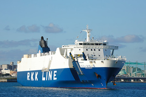 船の中で行われている神業駐車！　RO-RO船内部にトレーラーを積み込むドライバーの技術がヤバすぎる!!