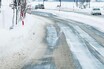 降雪地域の道路脇にある「箱」！　中身の「砂利」と「白い粒」の正体と使い方とは？