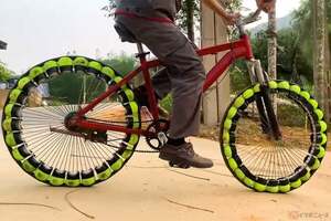 魔改造チャリは乗り心地ヨシ!?　リムいっぱいにテニスボールを貼り付けた「パンクしないタイヤ」DIY動画に反響