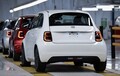 フィアット『500ハイブリッド』、先行生産車両を組み立て開始「手頃な価格の電動化」