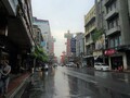 豪雨でも熱心に働く日本人と、止むまで雨宿りするタイのバイク便から見る国民性の違い