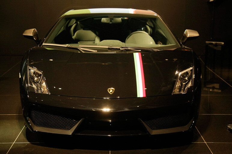 ガヤルド 新たな限定車 LP550-2　トリコローレ