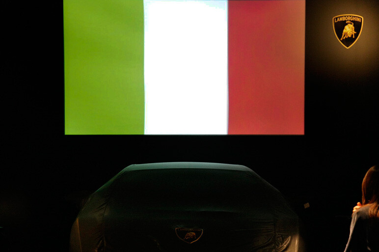 ガヤルド 新たな限定車 LP550-2　トリコローレ