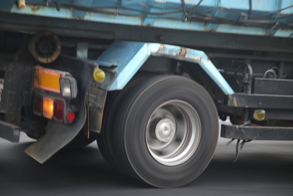 次期「ギガ」も搭載？　車輪脱落予兆検知システムって何!? 大型トラックのタイヤ脱輪事故防止に向けて