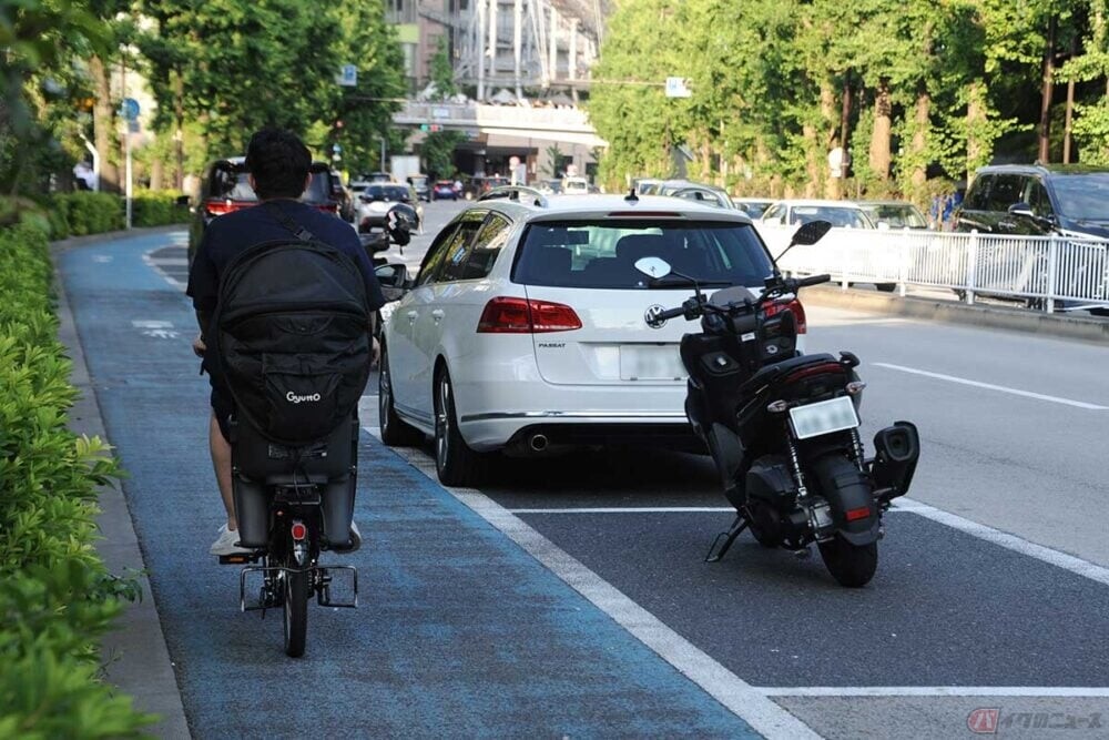 一体なぜ？　「自転車専用」と書いてあるのにクルマが駐停車　矛盾に満ちた交通ルールの解決方法とは？