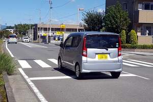 信号機のない横断歩道、なぜ車は止まらないのか？ 47%のドライバーが無視！ 「歩行者優先」のルールは絵に描いた餅か？