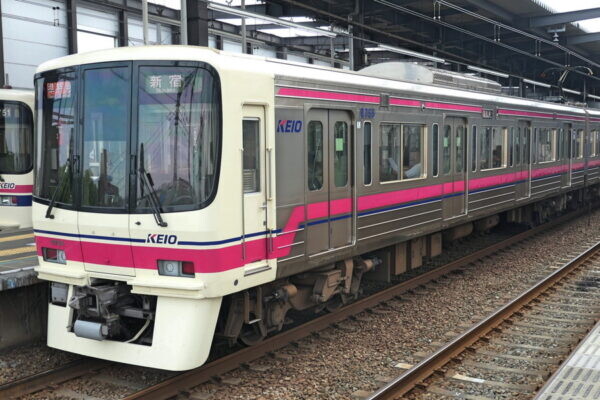 京王線が全時間帯でスピードアップ目指す！「抜本的なダイヤ改正」検討へ どうやって実現する？