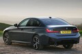 駆け抜ける喜びは健在！　BMW 330e プラグインHVへ英国試乗　改良でクラスベストへ