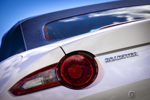 「デミオがMAZDA2」「アクセラがMAZDA3」なのになぜ「ロードスターがMX-5」にならない？　日本市場でロードスターがロードスターのままなワケ