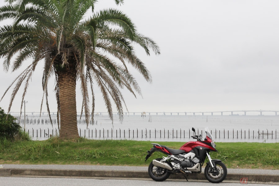 The 燃費 V型4気筒エンジンを搭載するホンダ Vfr800x 独創バルブ制御機構はツーリング性能にも貢献 バイクのニュース 自動車情報サイト 新車 中古車 Carview