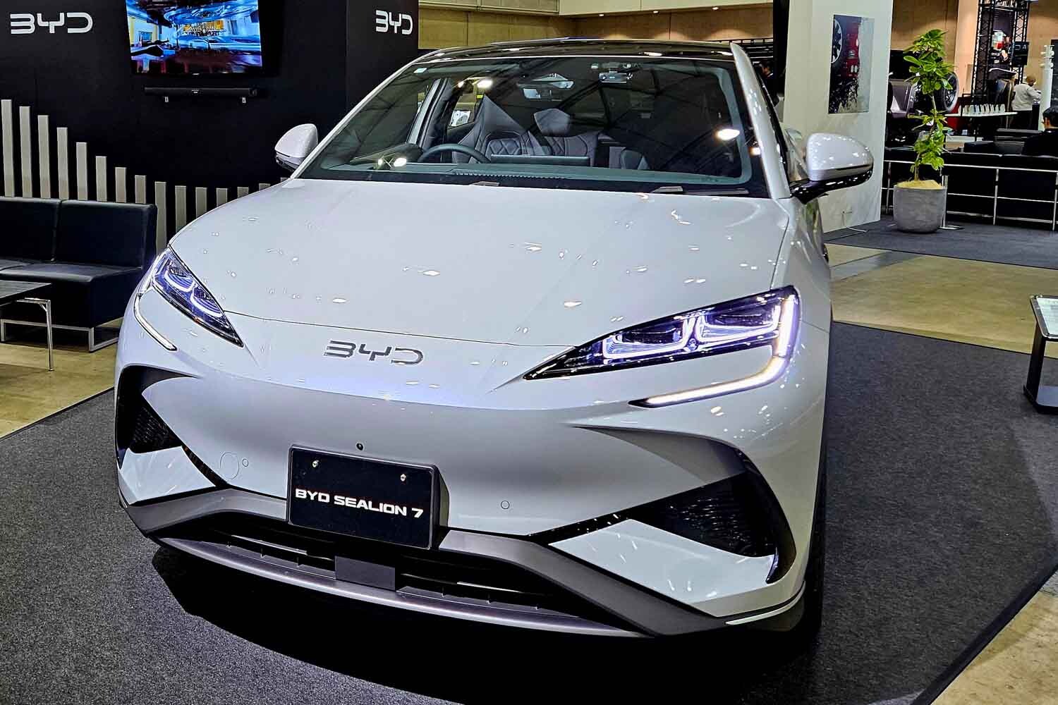 クラシックカーのイベントに最新EVを展示！BYDジャパンが掲げた「温故知新」の意図とは