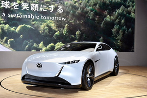 ロータリーエンジンが駆動用として復活!?　マツダ「ビジョン クロスクーペ」なら思う存分ロータリーをぶん回せる【ジャパンモビリティショー2025】