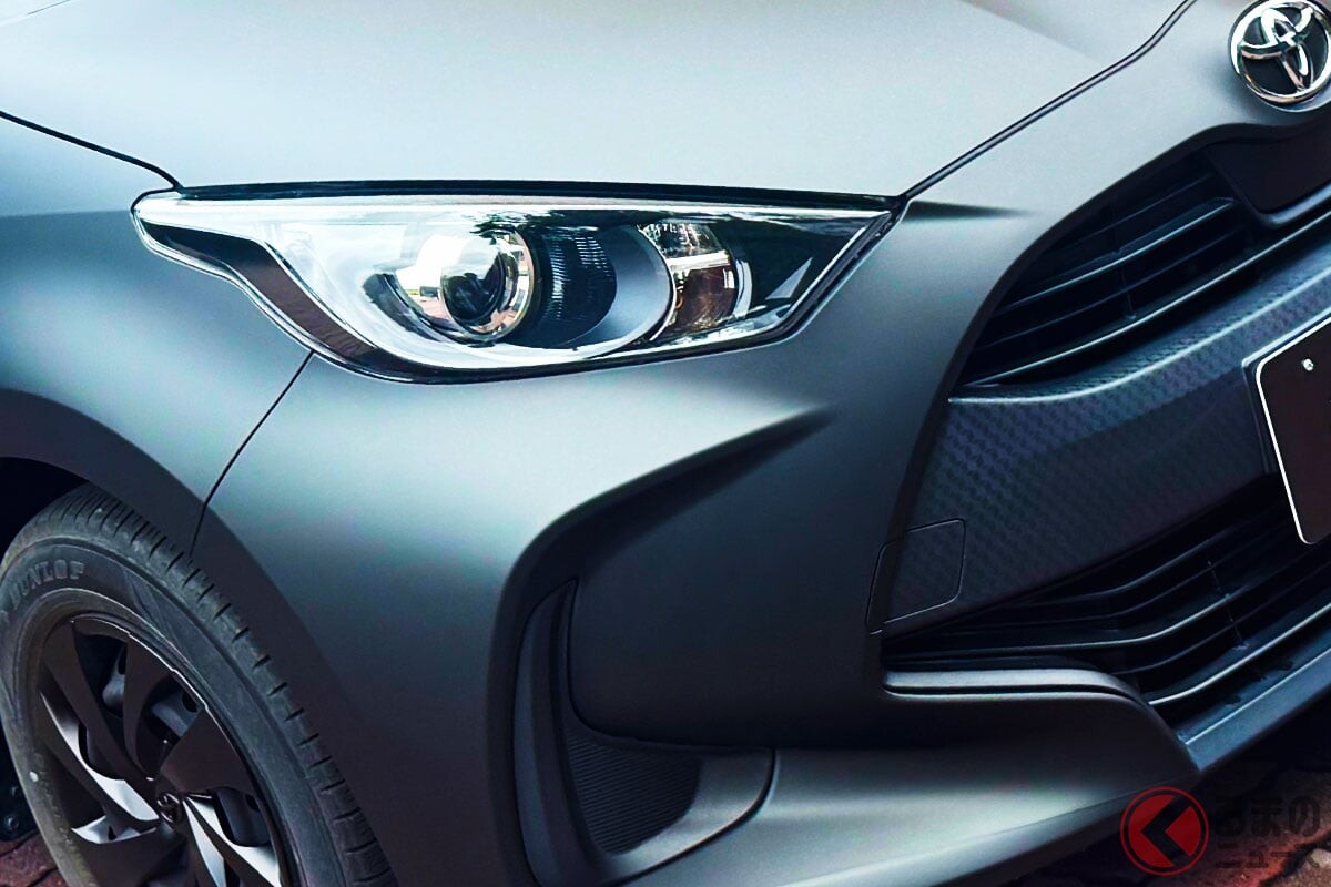 トヨタ斬新「ヤリス」特別な“艶消しブラック仕様”がカッコイイ！ クールな「筆記体ロゴ」採用に込められた“熱い想い”とは！ トヨタの「人気コンパクトカー」茨城トヨペットから寄贈！