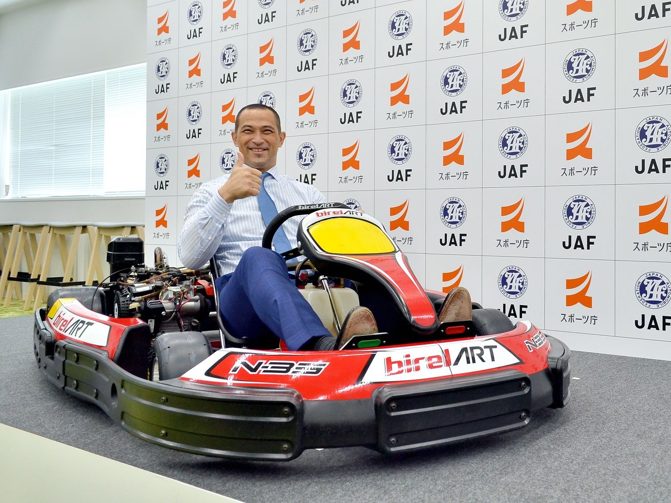 室伏スポーツ庁長官がJAF「ゴーカートライセンス」第1号に　「モータースポーツの広がりに期待」