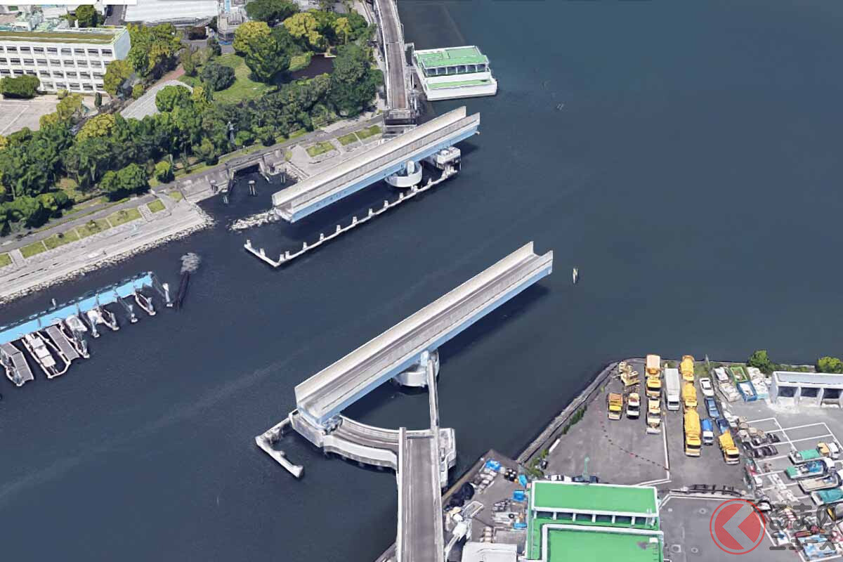 老朽化で「鉄筋消失」！ ピンチヒッターは「幻の可動橋」!? 全国で2番目に古い東京「海底道路トンネル」で進む大規模更新作戦