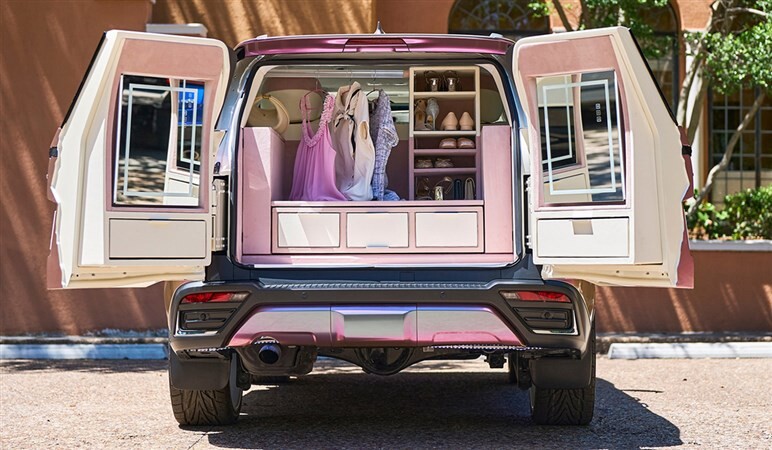 これならお化粧直しも余裕!? 移動式ドレッサー化したレクサス謹製「グラム LX コンセプト」公開