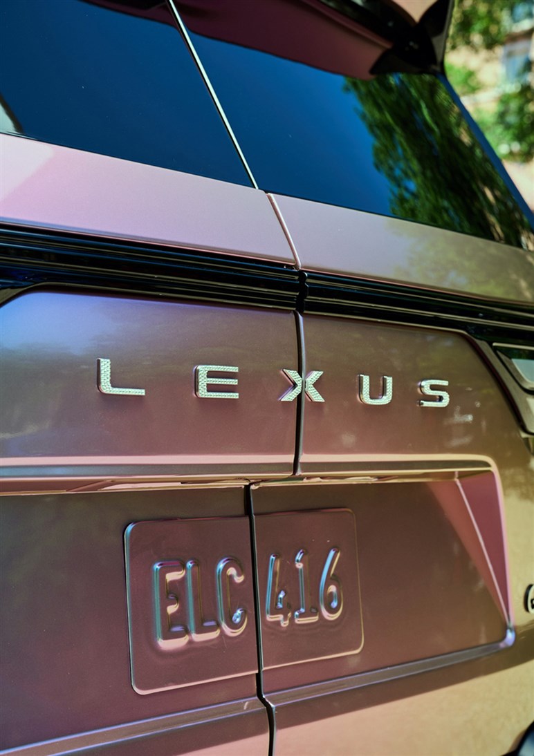 これならお化粧直しも余裕!? 移動式ドレッサー化したレクサス謹製「グラム LX コンセプト」公開