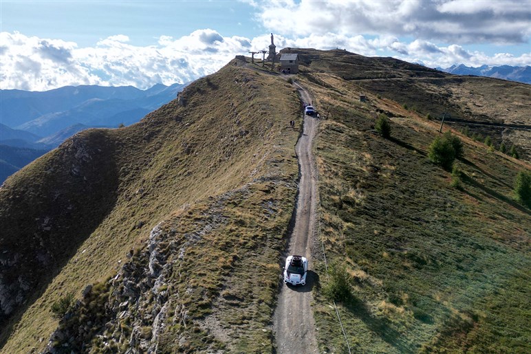 【SUVはもう古い！】ランボの新種のスーパーカーは岩だらけの悪路も平気だった