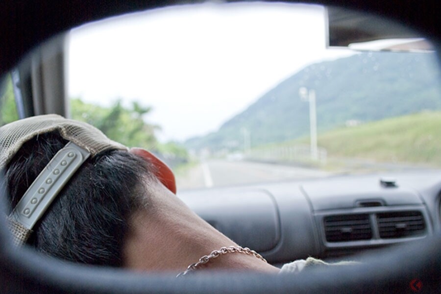 運転中の「眠気」どう対処する？　「高速道路催眠現象」とも呼ばれる眠くなる理由とは