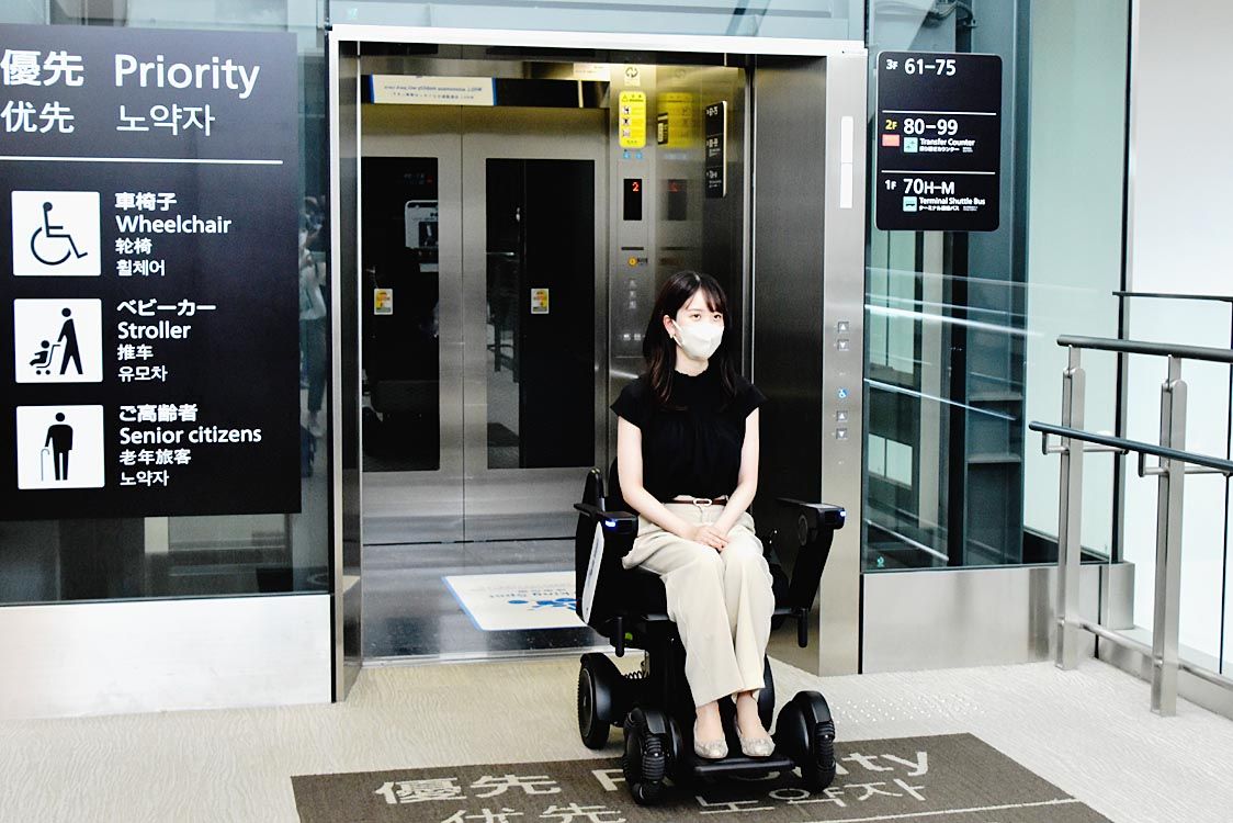 Whill 成田空港で自動走行する電動車いすとエレベーターの通信連携の実証実験 階またぐ移動をスムーズに 日刊自動車新聞 自動車情報サイト 新車 中古車 Carview