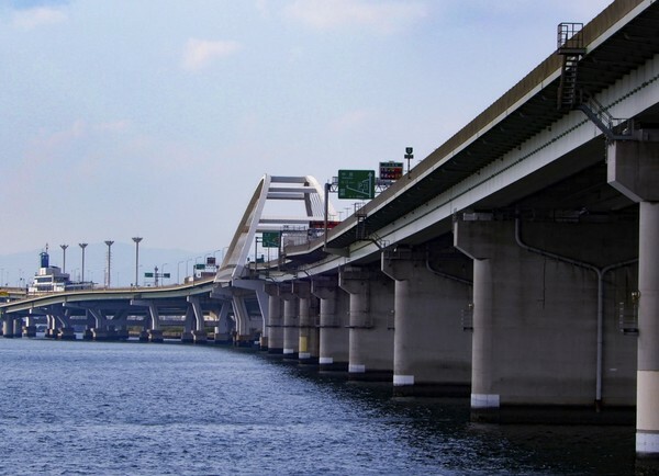 橋脚ニョキニョキ！ 阪神高速5号湾岸線「六甲アイランド 湊川延伸」建設工事が進行中 周辺道路で夜間通行止めも