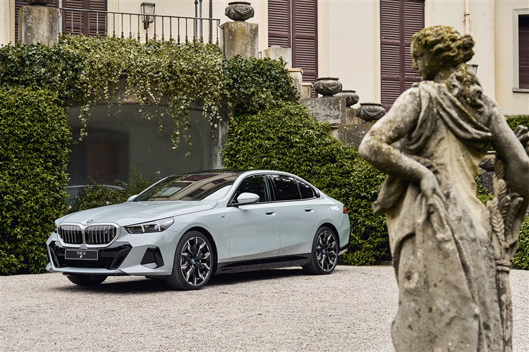 【衝撃】BMW「5シリーズ」が史上最大級の“顔面整形”を敢行。ノイエ・クラッセ顔の最新予想がコレ