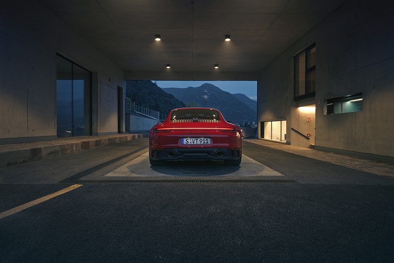 【朗報】新型「718ケイマン／ボクスター」はエンジン車もラインアップ。ただし、しばらくは現行型を安く併売か