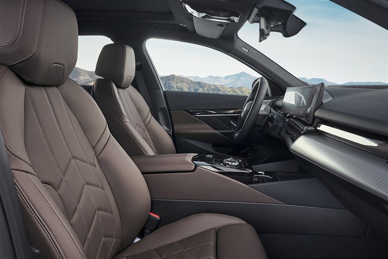 【衝撃】BMW「5シリーズ」が史上最大級の“顔面整形”を敢行。ノイエ・クラッセ顔の最新予想がコレ