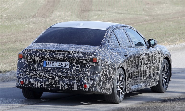 【衝撃】BMW「5シリーズ」が史上最大級の“顔面整形”を敢行。ノイエ・クラッセ顔の最新予想がコレ