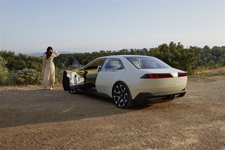 【衝撃】BMW「5シリーズ」が史上最大級の“顔面整形”を敢行。ノイエ・クラッセ顔の最新予想がコレ