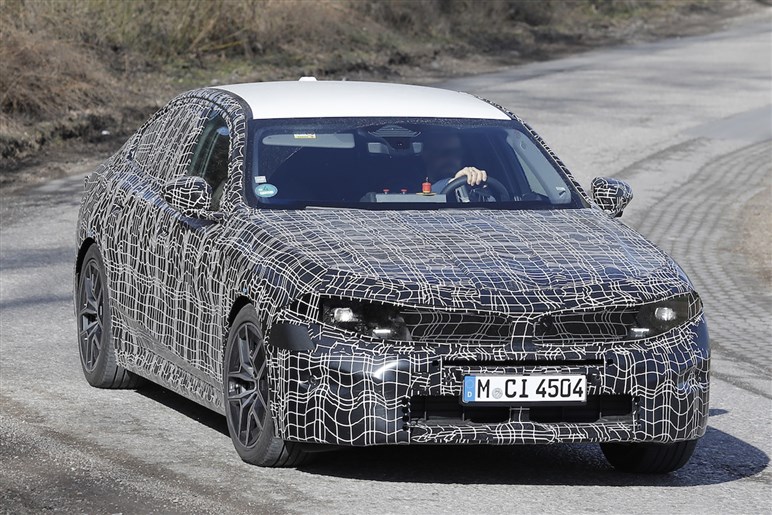 【衝撃】BMW「5シリーズ」が史上最大級の“顔面整形”を敢行。ノイエ・クラッセ顔の最新予想がコレ