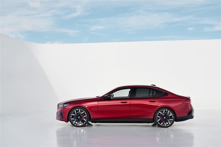 【衝撃】BMW「5シリーズ」が史上最大級の“顔面整形”を敢行。ノイエ・クラッセ顔の最新予想がコレ