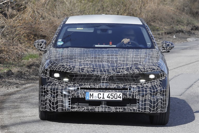 【衝撃】BMW「5シリーズ」が史上最大級の“顔面整形”を敢行。ノイエ・クラッセ顔の最新予想がコレ