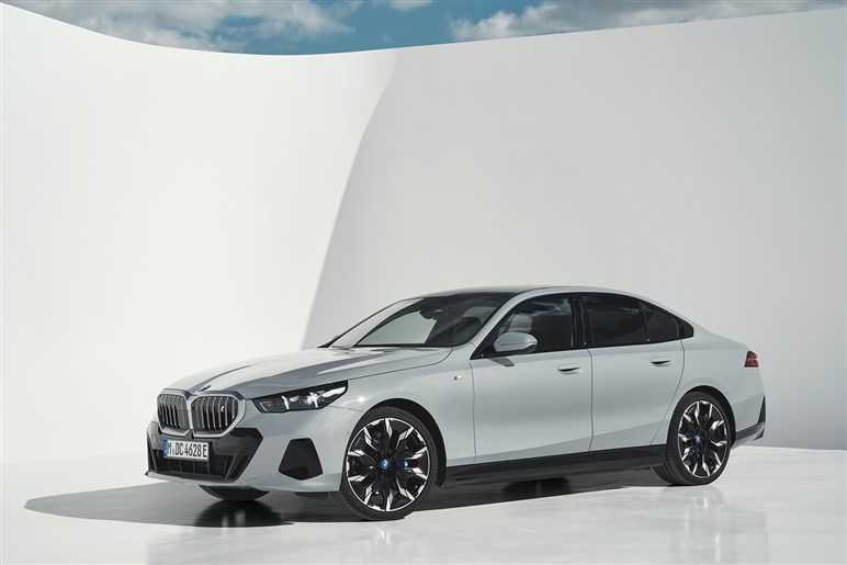 【衝撃】BMW「5シリーズ」が史上最大級の“顔面整形”を敢行。ノイエ・クラッセ顔の最新予想がコレ