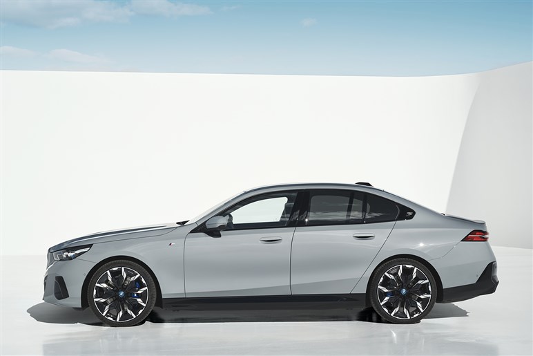 【衝撃】BMW「5シリーズ」が史上最大級の“顔面整形”を敢行。ノイエ・クラッセ顔の最新予想がコレ