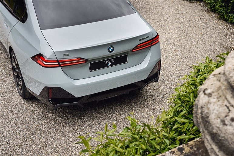 【衝撃】BMW「5シリーズ」が史上最大級の“顔面整形”を敢行。ノイエ・クラッセ顔の最新予想がコレ