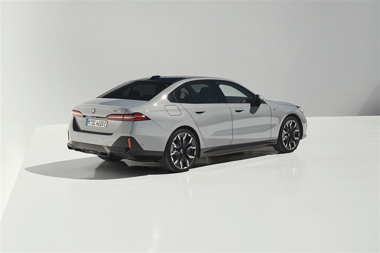 【衝撃】BMW「5シリーズ」が史上最大級の“顔面整形”を敢行。ノイエ・クラッセ顔の最新予想がコレ