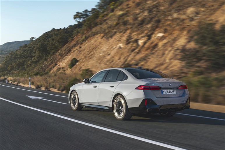 【衝撃】BMW「5シリーズ」が史上最大級の“顔面整形”を敢行。ノイエ・クラッセ顔の最新予想がコレ