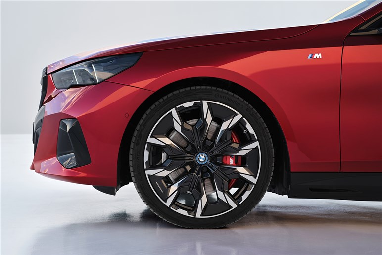 【衝撃】BMW「5シリーズ」が史上最大級の“顔面整形”を敢行。ノイエ・クラッセ顔の最新予想がコレ