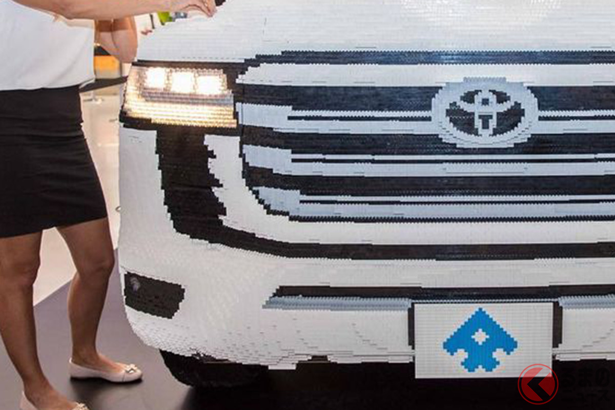 トヨタが新型「レゴランクル300」世界初公開！ 本物と見分けられる？ 重厚感ある1／1スケールがヤバい！